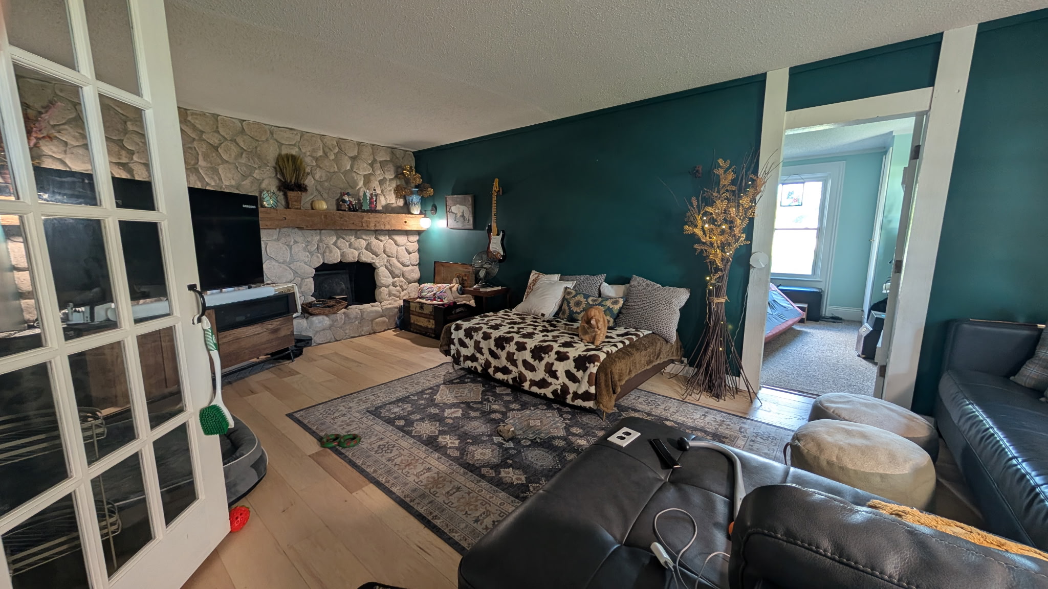 Den before remodel, front view